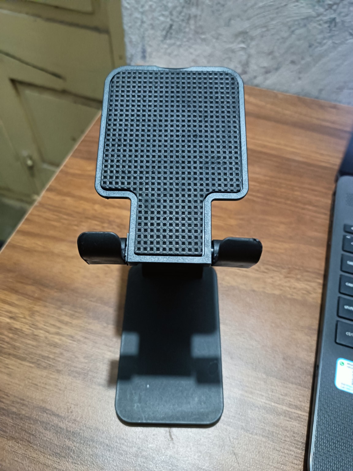 Close-up of the textured support pad and lower phone hooks